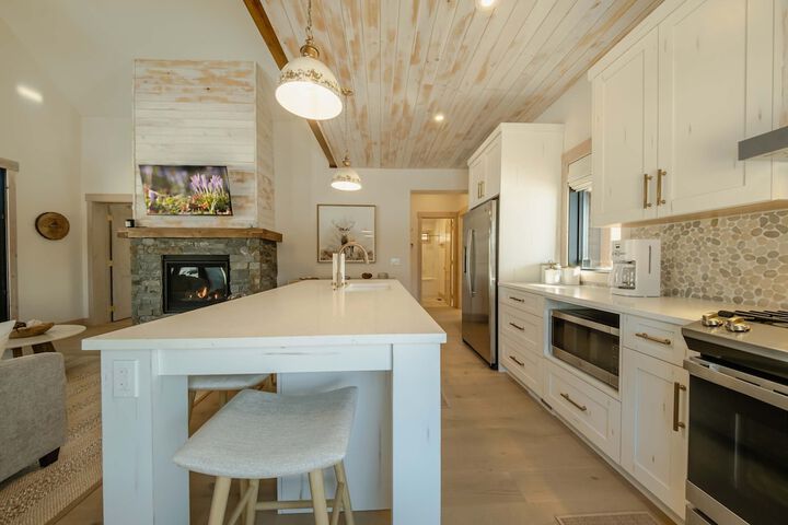 Wilderness Club Nest Modern Cabin Retreat for 9 w / Hot Tub