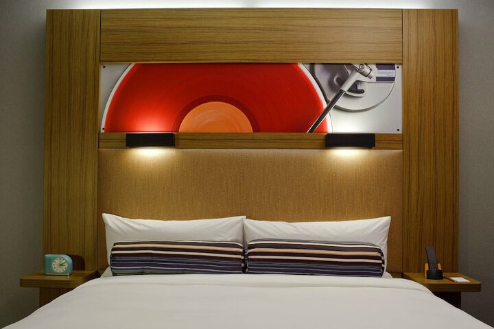Room 13 of 28