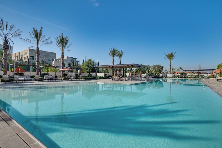 12 Mi to Dtla! Multi-level Charmer w / Pool Access