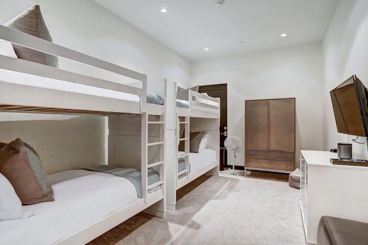 Room 140 of 450