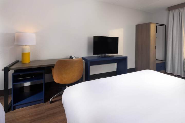 Comfort Suites Outlet Center