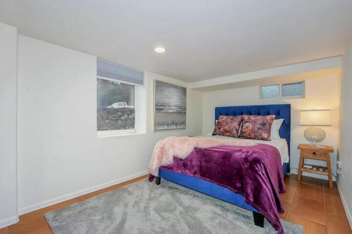 Private Basement Suite w Hot Tub