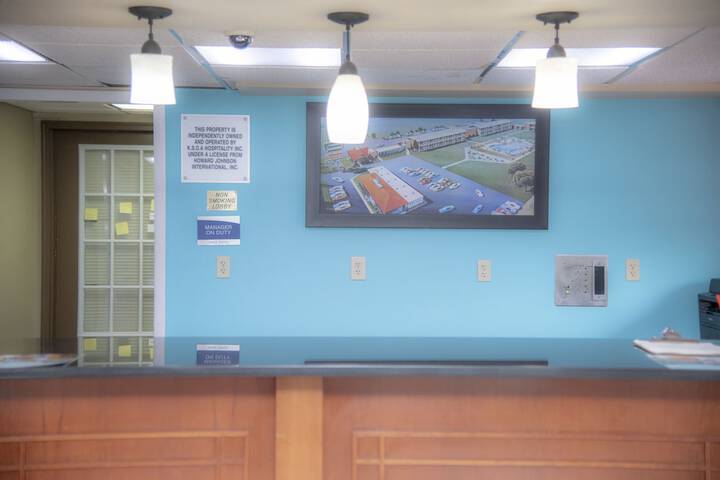 Howard Johnson Hotel & Suites by Wyndham Allentown / Dorney