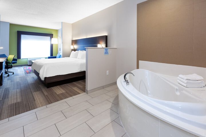Room 32 of 65