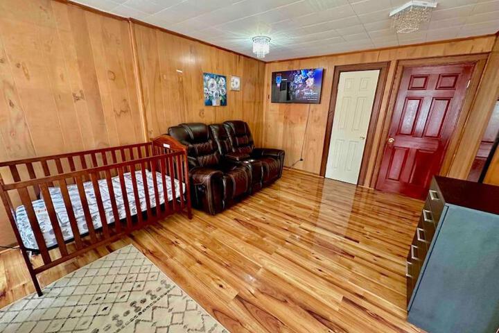 5 bedroom House King Beds 1 Bath 20 Min to Falls