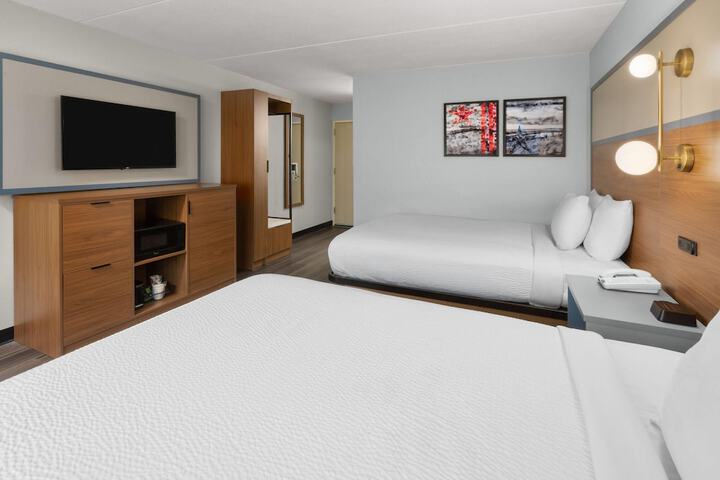 AmericInn by Wyndham Douglas / Saugatuck
