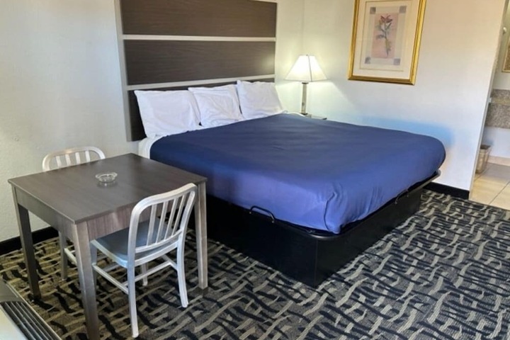 Room 9 of 12