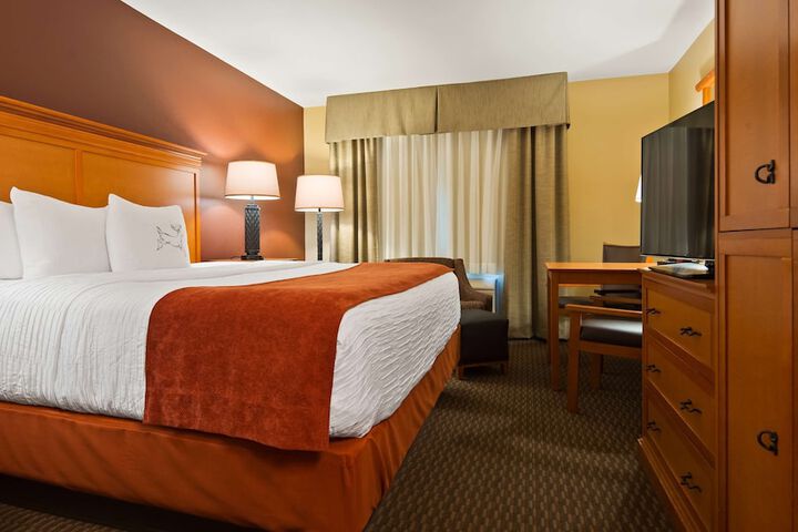 Best Western Plus Deer Park Hotel & Suites