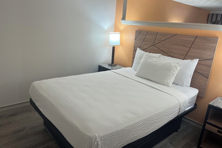 Howard Johnson by Wyndham Malden Boston Area