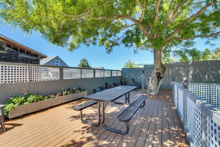 North Bend Home w / Cornhole Court & Putting Green