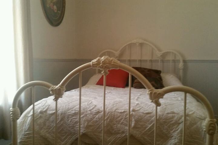 Room 4 of 5