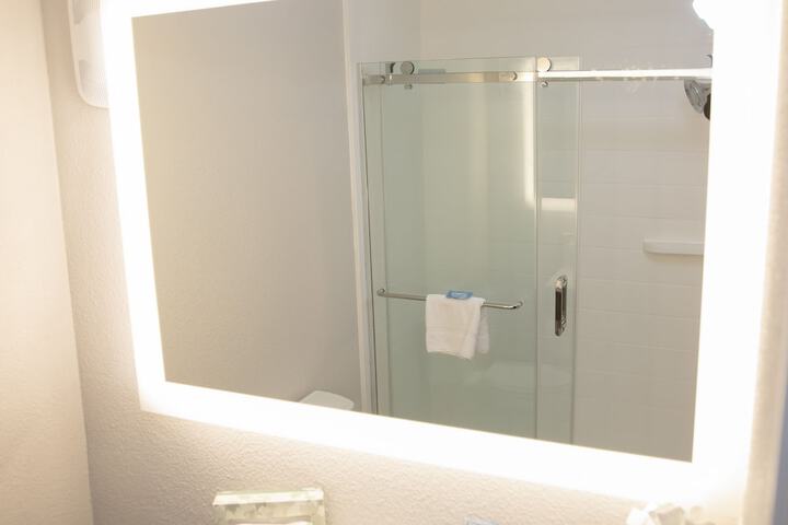Room 28 of 77