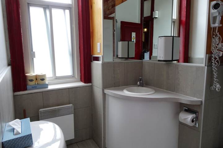 Room 33 of 62