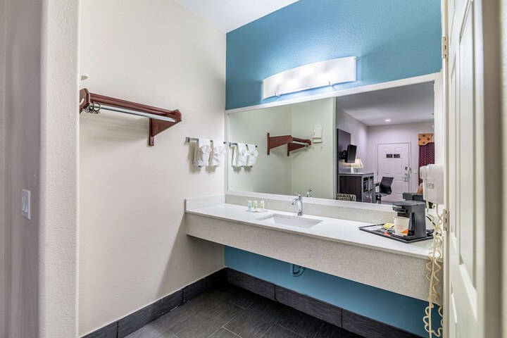 Quality Inn & Suites Canton