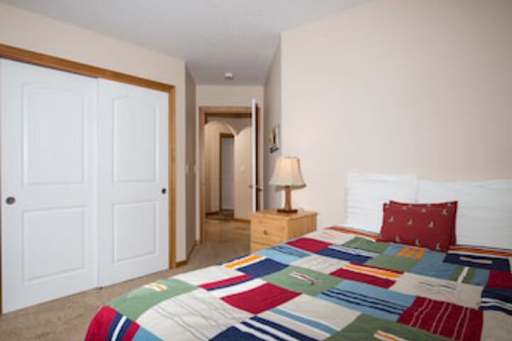 Oceanside Paradise 3 Br home by RedAwning