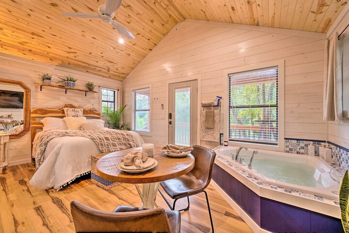 Romantic Broken Bow Cabin w / Jacuzzi & Fire Pit!