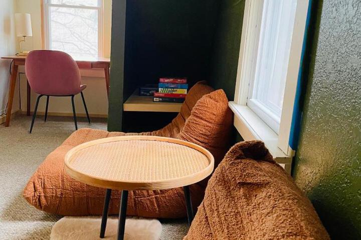 Cozy Cottage with Jacuzzi Sauna, Fire Pit and Reading Nook!