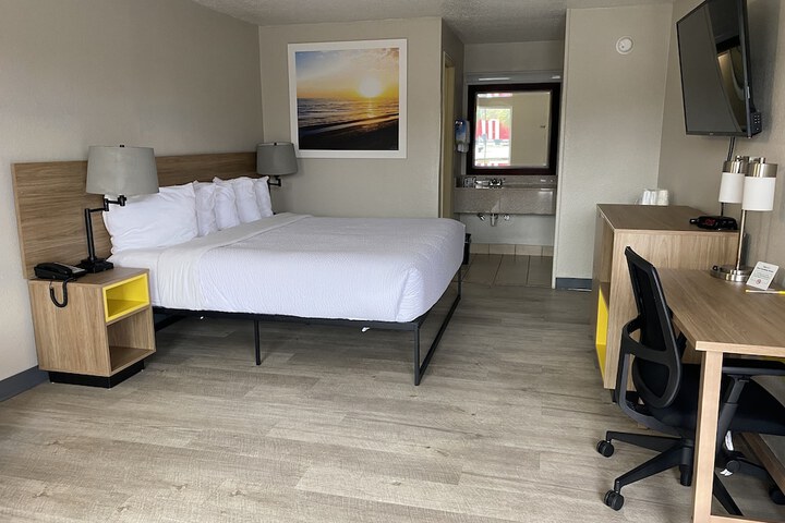 Room 7 of 9