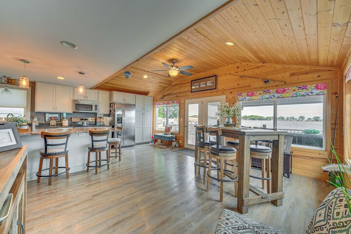 Anglers Cottage on Lake Cornelia: Pets Welcome!