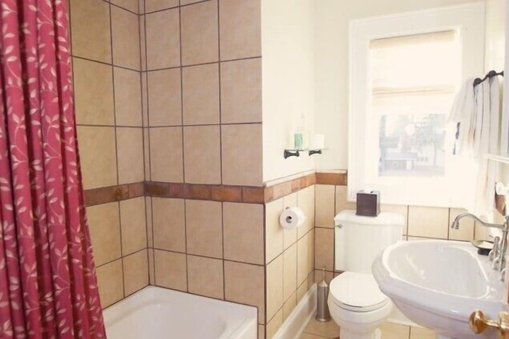 24 East Main Street B & B