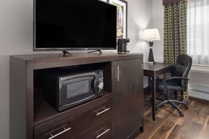La Quinta Inn by Wyndham Buffalo Airport
