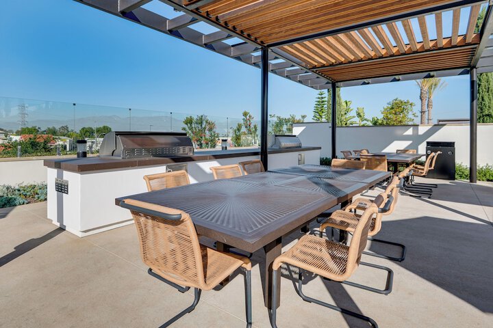 12 Mi to Dtla! Multi-level Charmer w / Pool Access