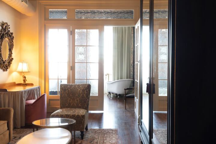 Hotel Cleo Knoxville Downtown, a Tribute Portfolio Hotel