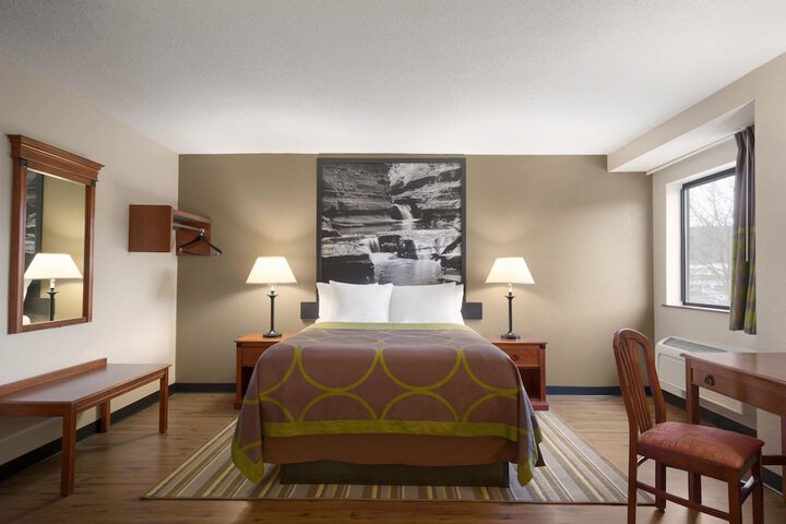 Room 13 of 28