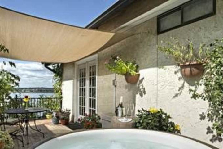 The Lakehouse Bed & Breakfast