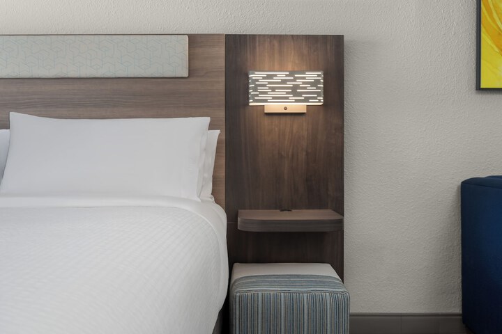 Holiday Inn Express & Suites Alexandria by IHG
