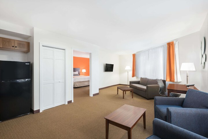 Howard Johnson by Wyndham Quincy / Boston