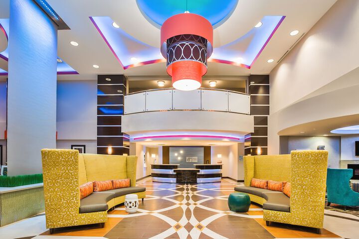 Holiday Inn Express & Suites Eureka by IHG