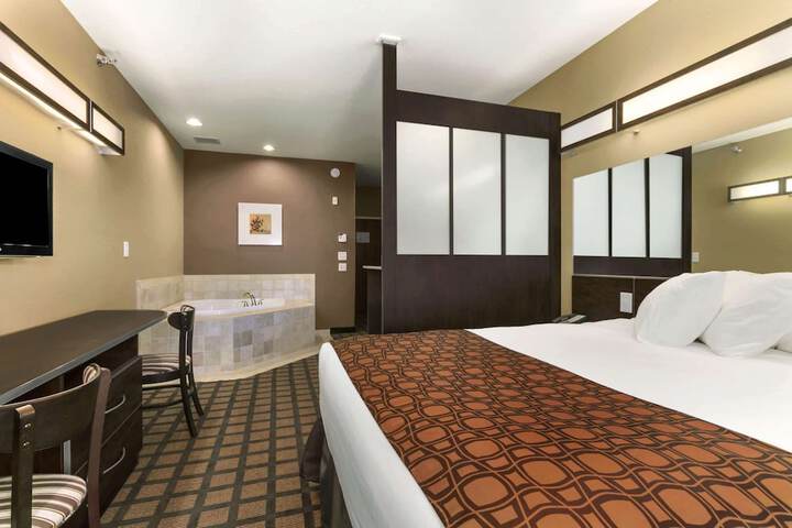 Room 11 of 28