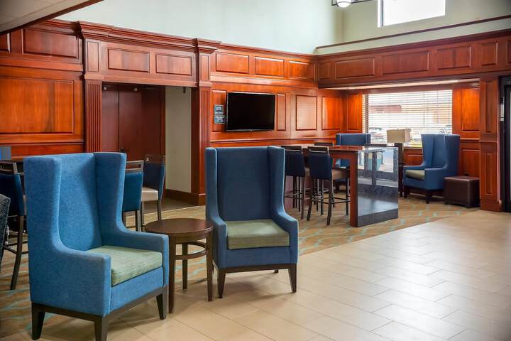 Comfort Suites Outlet Center