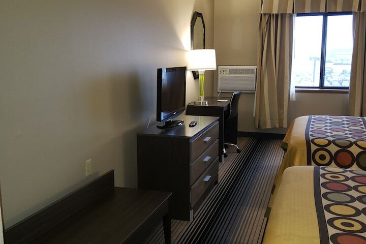 Super 8 by Wyndham Milwaukee Airport