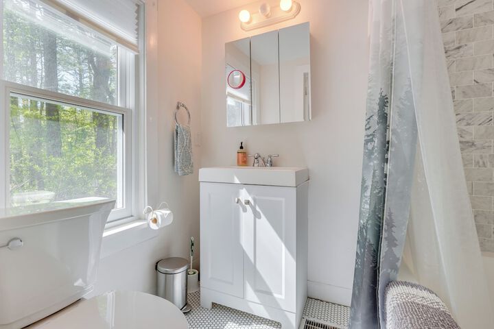 Updated / pet-friendly Cabin by Hikes and Woodstock!