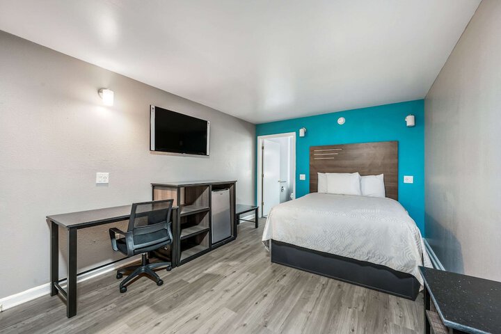 Room 8 of 18