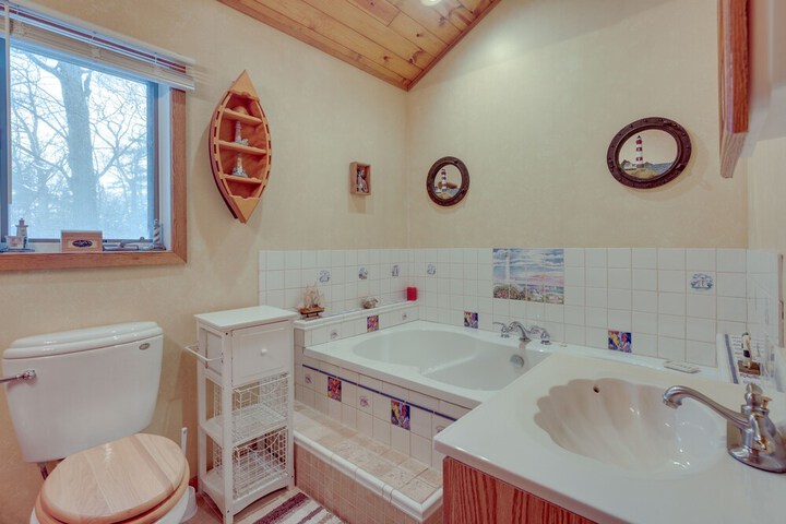 Lakefront Rhinelander Retreat w / Private Hot Tub!