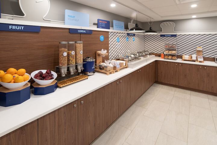 Holiday Inn Express and Suites Moose Jaw by IHG
