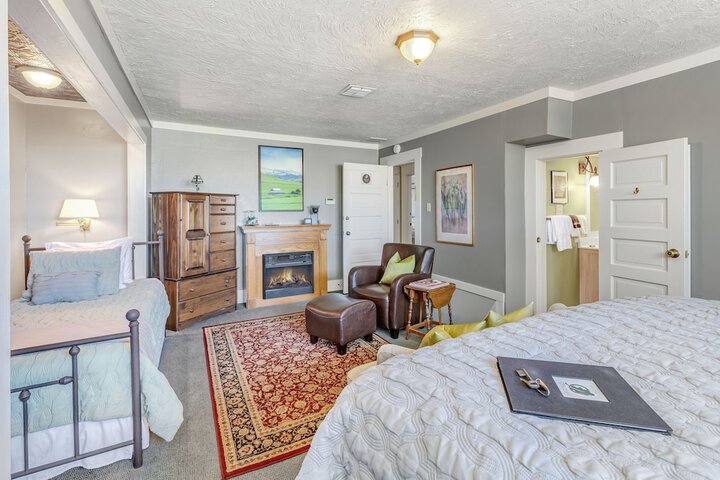Room 27 of 62