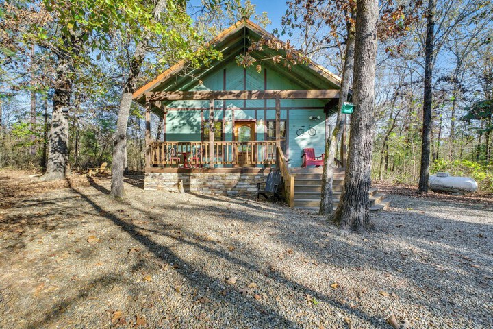 Hot Tub & Fire Pit: Cozy Cabin in Broken Bow!
