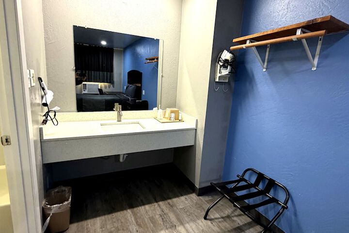 Coachmans Inn & Suites