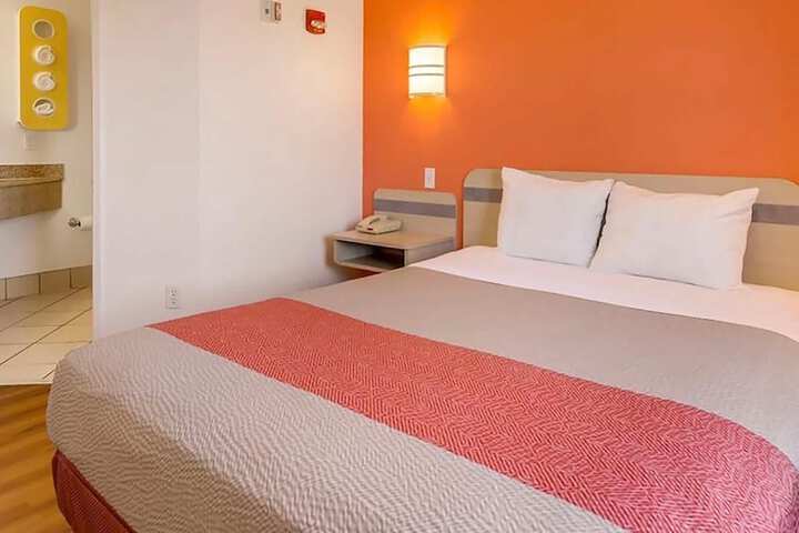 Howard Johnson by Wyndham Lemoore Near Naval Air Station