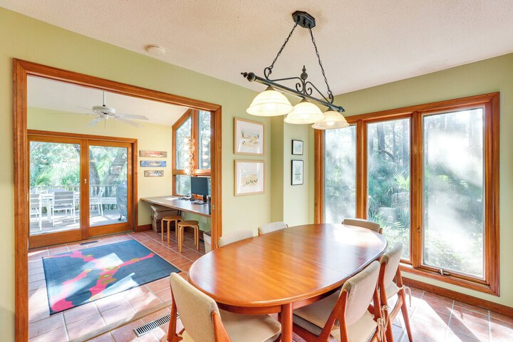 Spacious Kiawah Island Home w / Deck Walk to Beach
