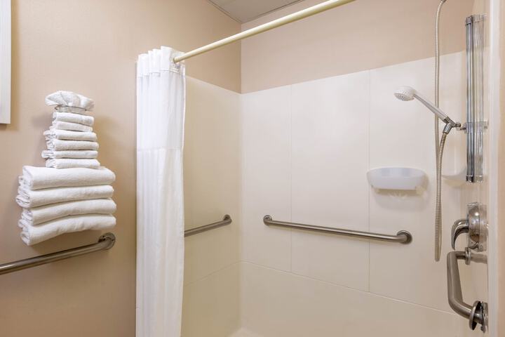 Days Inn & Suites by Wyndham Madison