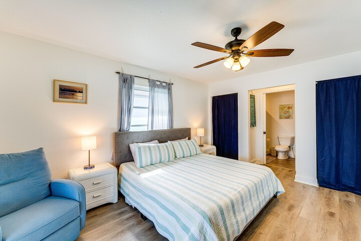 Breezy Englewood Condo w / Community Pool!
