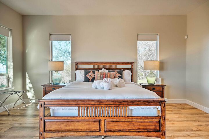 Hot Tub & Mtn Views: Peaceful Columbia Retreat!