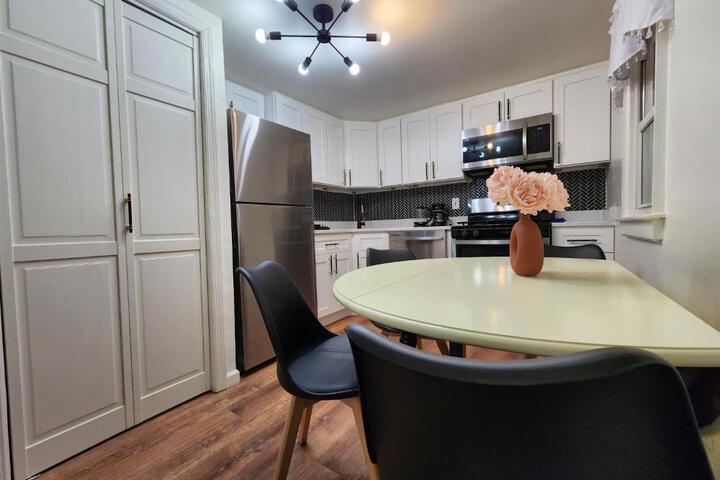 Chic Spacious Apt Near Attractions / Food/EWR/NYC