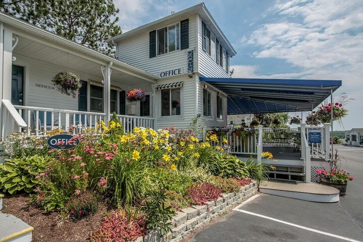 Glen Cove Inn & Suites