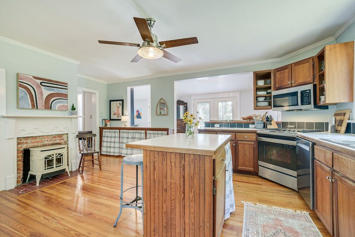 Historic & Charming Pittsboro Home w / Fireplaces